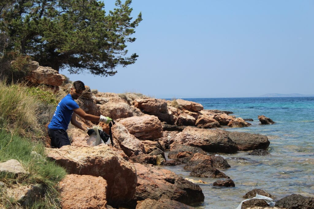 The Hellenic Initiative supports the National Hellenic Student Association (NHSA) of America Beach Clean Up event in Athens in collaboration with Ethelon Organization for a 2nd consecutive year!
