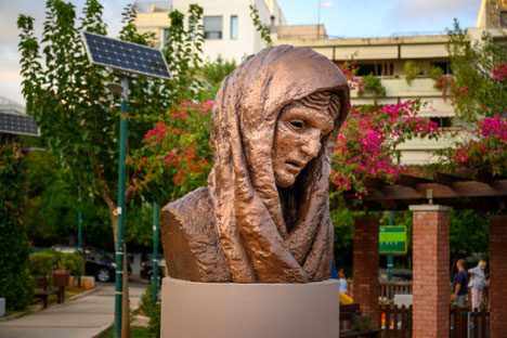 Globally Renowned Sculptor George Petrides sat down with Executive Director Tina Courpas to catch up